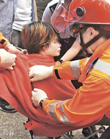 婦人在車水馬龍的灣仔稅務大樓對開行人天橋企圖跳橋尋死,被女途人拉住,警員接報趕至迅速把婦人制服送院。(尹錦恩攝)
婦人在車水馬龍的灣仔稅務大樓對開行人天橋企圖跳橋尋死,被女途人拉住,警員接報趕至迅速把婦人制服送院。(尹錦恩攝)