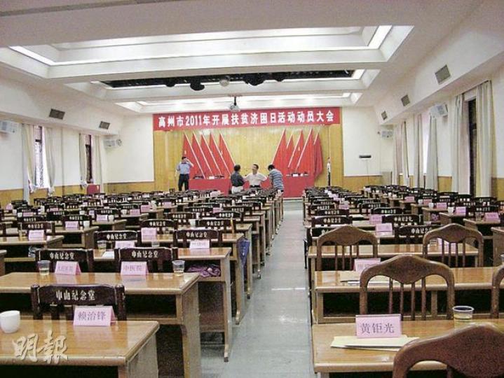 江澤民當年在高州市委內的孫中山紀念堂提出三個代表理論,現今紀念堂內並無任何相關的布置。(明報記者攝)江澤民在根子鎮種下的果樹被認真地保護起來,當地政府並在樹旁立碑修亭紀念,吸引不少人前往參觀。(明報記者攝) 江澤民當年在高州市委內的孫中山紀念堂提出三個代表理論,現今紀念堂內並無任何相關的布置。(明報記者攝)江澤民在根子鎮種下的果樹被認真地保護起來,當地政府並在樹旁立碑修亭紀念,吸引不少人前往參觀。(明報記者攝)