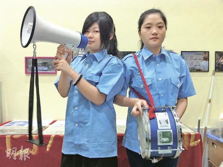 「藝術公民」的Kitty(左)和JoJo(右),將與20多名藝術工作者穿上「公安」制服,向中央宣誓「投誠」,沿路會打鼓唱歌,以諷刺中央政府的「極權統治」。(曾愛盈攝) 「藝術公民」的Kitty(左)和JoJo(右),將與20多名藝術工作者穿上「公安」制服,向中央宣誓「投誠」,沿路會打鼓唱歌,以諷刺中央政府的「極權統治」。(曾愛盈攝)