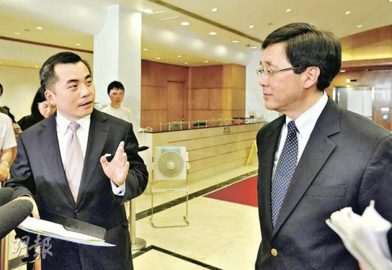 律政司長黃仁龍(左)及政制及內地事務局長林瑞麟(右)昨晚9時會見記者,反擊大律師公會的意見,黃仁龍強調遞補機制合憲。(葉漢華攝)大律師公會昨日召開記者會,主席林孟達(右二)指遞補機制的修訂方案仍有不合憲的地方。旁為名譽秘書黃繼明(左一)、副主席石永泰(左二)及譚允芝(右一)。(葉漢華攝) 律政司長黃仁龍(左)及政制及內地事務局長林瑞麟(右)昨晚9時會見記者,反擊大律師公會的意見,黃仁龍強調遞補機制合憲。(葉漢華攝)大律師公會昨日召開記者會,主席林孟達(右二)指遞補機制的修訂方案仍有不合憲的地方。旁為名譽秘書黃繼明(左一)、副主席石永泰(左二)及譚允芝(右一)。(葉漢華攝)