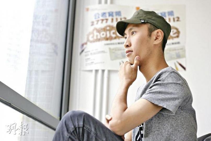 在觀塘區英文中學讀中七的盧紹熙,在中六期終考前得知患骨癌,被迫停學1年,再於今年完成高考,他說對於放榜成績「沒太上心」,「因為人生有更多東西比考試重要」。由於化療,現時他的左手活動不靈。(郭慶輝攝) 在觀塘區英文中學讀中七的盧紹熙,在中六期終考前得知患骨癌,被迫停學1年,再於今年完成高考,他說對於放榜成績「沒太上心」,「因為人生有更多東西比考試重要」。由於化療,現時他的左手活動不靈。(郭慶輝攝)