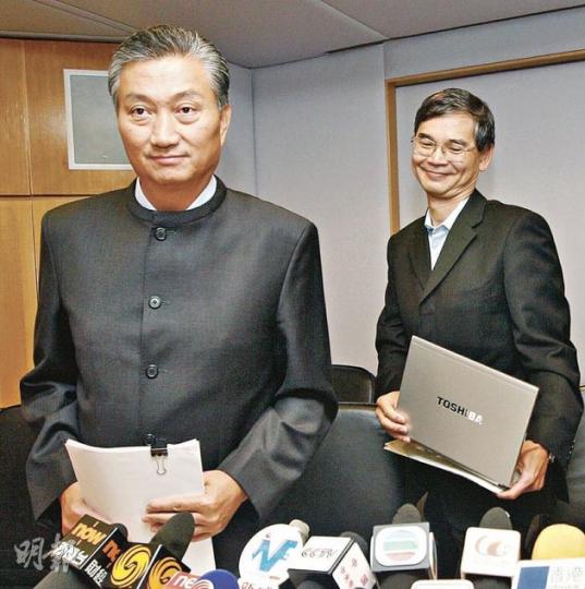 關愛基金執行委員會主席羅致光(右)及民政小組主席陳振彬(左)昨宣布,最快今年11月向23萬名新移民派錢。(李紹昌攝) 關愛基金執行委員會主席羅致光(右)及民政小組主席陳振彬(左)昨宣布,最快今年11月向23萬名新移民派錢。(李紹昌攝)