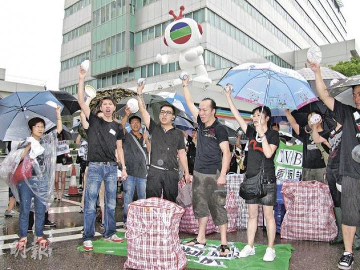 近百名臨時演員昨在無綫電視城外抗議臨記價太低,令臨記公司難以營運。他們即場打碎飯碗,象徵無綫剝削臨記公司,打爛臨記飯碗。(明報記者攝) 近百名臨時演員昨在無綫電視城外抗議臨記價太低,令臨記公司難以營運。他們即場打碎飯碗,象徵無綫剝削臨記公司,打爛臨記飯碗。(明報記者攝)