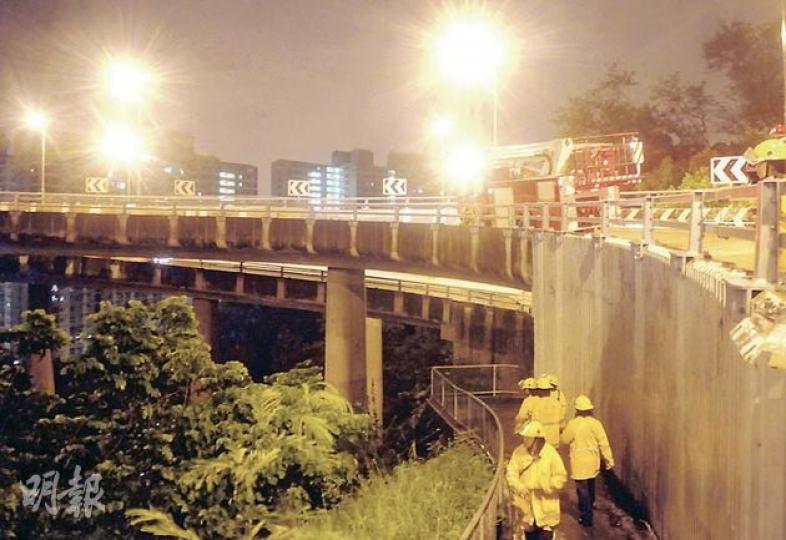 消防員在大埔道四處搜索跳橋男子,花了一段時間才發現其位置,男子送院搶救後不治。(蔡方山攝)與妻子感情生變的男子,在深水埗大埔道跳橋自殺身亡。(蔡方山攝) 消防員在大埔道四處搜索跳橋男子,花了一段時間才發現其位置,男子送院搶救後不治。(蔡方山攝)與妻子感情生變的男子,在深水埗大埔道跳橋自殺身亡。(蔡方山攝)