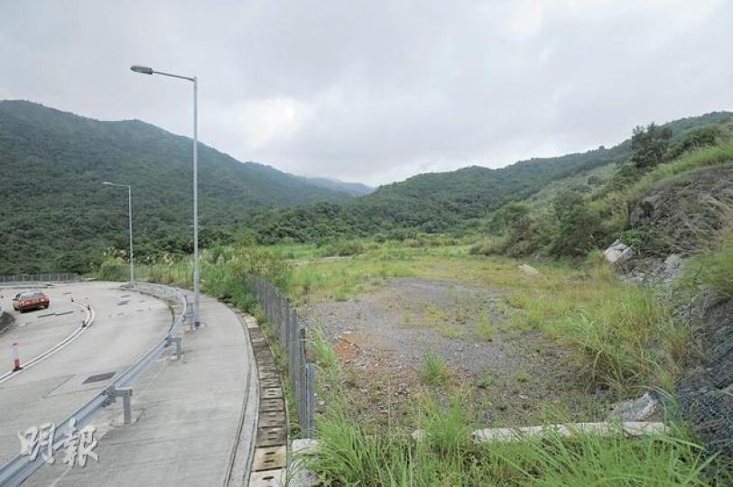 下月9日拍賣的沙田九肚山「限量地」,可建樓面逾100萬方呎,限建不少於970伙,位置較目前九肚山洋房集中地更高,地盤背山,項目落成後可越過圖左的麗坪路遠眺海景。(何家達攝)(明報製圖) 下月9日拍賣的沙田九肚山「限量地」,可建樓面逾100萬方呎,限建不少於970伙,位置較目前九肚山洋房集中地更高,地盤背山,項目落成後可越過圖左的麗坪路遠眺海景。(何家達攝)(明報製圖)