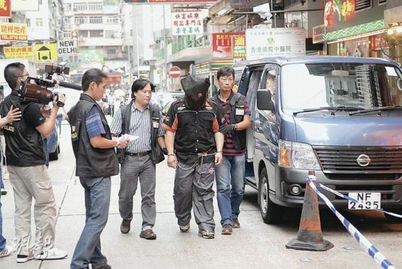 疑犯前日將死者送往廣華醫院後,駕車至油麻地吳松街,警員追查發現將他拘捕。圖為疑犯昨午被押返吳松街重組案情。(屈俊樂攝) 疑犯前日將死者送往廣華醫院後,駕車至油麻地吳松街,警員追查發現將他拘捕。圖為疑犯昨午被押返吳松街重組案情。(屈俊樂攝)