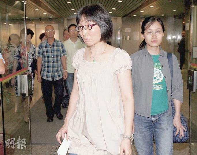 死者妻子黃美玉(左)與多名親友連日來到死因庭旁聽,昨聽取裁決時各人都禁不住流淚。(李紹昌攝) 死者妻子黃美玉(左)與多名親友連日來到死因庭旁聽,昨聽取裁決時各人都禁不住流淚。(李紹昌攝)