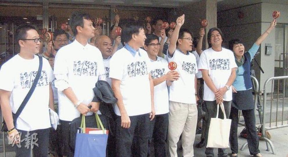 美孚新邨瞓街案眾被告,昨身穿余若薇題字「理直氣壯 堅持到底」T恤出庭,在祥達申請上訴許可失敗後,於法院外高呼叫好。(陳穎鏇攝) 美孚新邨瞓街案眾被告,昨身穿余若薇題字「理直氣壯 堅持到底」T恤出庭,在祥達申請上訴許可失敗後,於法院外高呼叫好。(陳穎鏇攝)