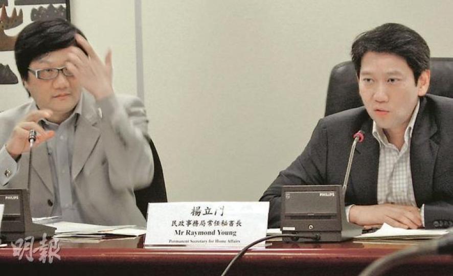 民政事務局常任秘書長楊立門表示,將就大廈管理推出短期措施,包括跨部門巡查行動,長遠則建議推出強制發牌制度。(袁柏恩攝) 民政事務局常任秘書長楊立門表示,將就大廈管理推出短期措施,包括跨部門巡查行動,長遠則建議推出強制發牌制度。(袁柏恩攝)
