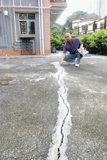 被禁制的原居民侯冠基解釋,渠務署工程令其村屋出現地台下陷、牆身現裂縫及天台地磚碎裂,其中一條在地面的裂痕長7米、闊2厘米。 (雲錦鋒攝) 被禁制的原居民侯冠基解釋,渠務署工程令其村屋出現地台下陷、牆身現裂縫及天台地磚碎裂,其中一條在地面的裂痕長7米、闊2厘米。 (雲錦鋒攝)