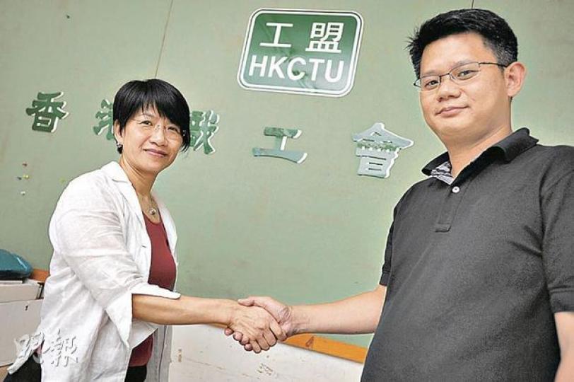 出任職工盟總幹事16年的鄧燕娥(左),今日正式卸任交棒給蒙兆達(右)。蒙兆達是娥姐1995年上任首個聘請的員工,兩人猶如師徒。(何家達攝) 出任職工盟總幹事16年的鄧燕娥(左),今日正式卸任交棒給蒙兆達(右)。蒙兆達是娥姐1995年上任首個聘請的員工,兩人猶如師徒。(何家達攝)