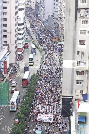 民陣宣布昨日遊行人數達21.8萬,是2004年以來新高,遊行人士帶着各樣訴求,密密麻麻地佔滿整條軒尼詩道;警方稱最高峰時有5.4萬人參與。(李紹昌攝)逾千名示威者昨晚深夜仍聚集於金鐘道和紅棉道交界,警方於今日凌晨時份出動胡椒噴霧清場,部分示威者和記者亦中招。 (林振東攝) 民陣宣布昨日遊行人數達21.8萬,是2004年以來新高,遊行人士帶着各樣訴求,密密麻麻地佔滿整條軒尼詩道;警方稱最高峰時有5.4萬人參與。(李紹昌攝)逾千名示威者昨晚深夜仍聚集於金鐘道和紅棉道交界,警方於今日凌晨時份出動胡椒噴霧清場,部分示威者和記者亦中招。 (林振東攝)