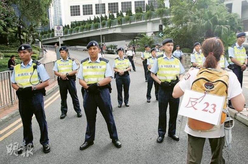 警方派出數以千計警察戒備,並在多個路口駐重兵,如在花園道口排出兩行警察,慎防示威者偏離遊行路線。(林振東攝) 警方派出數以千計警察戒備,並在多個路口駐重兵,如在花園道口排出兩行警察,慎防示威者偏離遊行路線。(林振東攝)