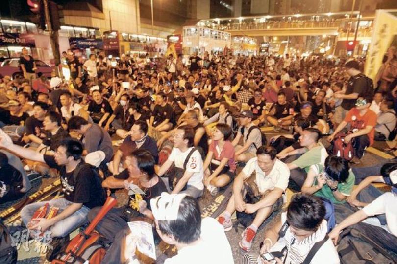 人民力量約1000人昨晚留守中環中銀大廈對開,坐在地上與警方對峙,警方凌晨12時仍未清場,但向在最前線的示威者噴胡椒噴霧。(李紹昌攝)示威者昨晚分別在中環中銀對開及干諾道中示威,不肯離去,其間更與警方衝突,造成混亂。(李紹昌攝)昨晚示威者與警方有追逐戰,部分人由皇后大道中經立法會衝至干諾道中,堵塞馬路,的士及私家車都要停下。(何家達攝)人民力量黃毓民帶領近千名市民,沒有隨大隊往政府總部,晚上7時左右停在灣仔修頓球場對出的軒尼詩道超過兩小時。(葉漢華攝)人民力量陳偉業昨晚參與留守中環的示威,被警方 人民力量約1000人昨晚留守中環中銀大廈對開,坐在地上與警方對峙,警方凌晨12時仍未清場,但向在最前線的示威者噴胡椒噴霧。(李紹昌攝)示威者昨晚分別在中環中銀對開及干諾道中示威,不肯離去,其間更與警方衝突,造成混亂。(李紹昌攝)昨晚示威者與警方有追逐戰,部分人由皇后大道中經立法會衝至干諾道中,堵塞馬路,的士及私家車都要停下。(何家達攝)人民力量黃毓民帶領近千名市民,沒有隨大隊往政府總部,晚上7時左右停在灣仔修頓球場對出的軒尼詩道超過兩小時。(葉漢華攝)人民力量陳偉業昨晚參與留守中環的示威,被警方