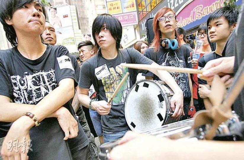 獨立樂隊Purgatory走出Band房,主音Hiro(中)批評活化工廈政策推高工廈租金,獨立樂隊可以負擔的單位愈來愈少。(林振東攝) 獨立樂隊Purgatory走出Band房,主音Hiro(中)批評活化工廈政策推高工廈租金,獨立樂隊可以負擔的單位愈來愈少。(林振東攝)