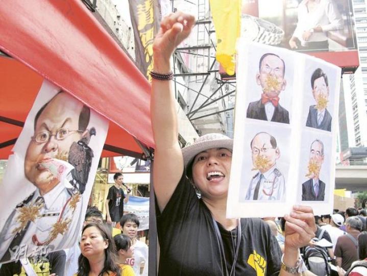 多名特區政府主要官員成為今年七一遊行人士抗議對象,有遊行人士更帶同畫有特首曾蔭權、政制及內地事務局長林瑞麟、警務處長曾偉雄及政務司唐英年面部被潑糞的畫像上街,發泄不滿。(陳佩儀攝)特首曾蔭權(左)和政務及內地事務局長林瑞麟(右),被遊行抗議人士製成「扯線公仔」,寓意他們被中央操控。(李紹昌攝)有團體印製「6000萬元」陰司紙,並印有財政司長曾俊華的頭像,諷刺政府派錢不得人心,要求政府關注弱勢社群。(李紹昌攝)政制及內地事務局長林瑞麟(左)和警務處長曾偉雄(右),齊「人頭落地」。(何家達攝) 多名特區政府主要官員成為今年七一遊行人士抗議對象,有遊行人士更帶同畫有特首曾蔭權、政制及內地事務局長林瑞麟、警務處長曾偉雄及政務司唐英年面部被潑糞的畫像上街,發泄不滿。(陳佩儀攝)特首曾蔭權(左)和政務及內地事務局長林瑞麟(右),被遊行抗議人士製成「扯線公仔」,寓意他們被中央操控。(李紹昌攝)有團體印製「6000萬元」陰司紙,並印有財政司長曾俊華的頭像,諷刺政府派錢不得人心,要求政府關注弱勢社群。(李紹昌攝)政制及內地事務局長林瑞麟(左)和警務處長曾偉雄(右),齊「人頭落地」。(何家達攝)