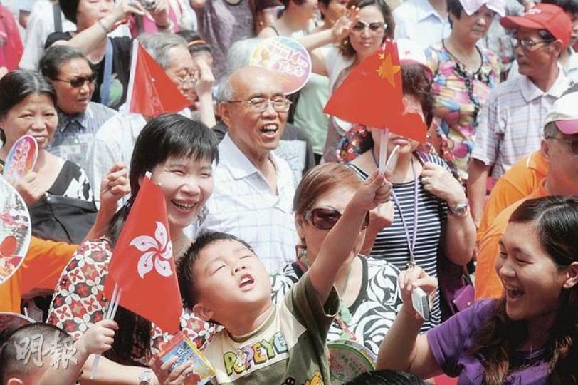 大批市民在遮打行人專用區和遮打花園,觀賞慶回歸嘉年華表演,小朋友揮動國旗和區旗,表現興奮。(尹錦恩攝) 大批市民在遮打行人專用區和遮打花園,觀賞慶回歸嘉年華表演,小朋友揮動國旗和區旗,表現興奮。(尹錦恩攝)