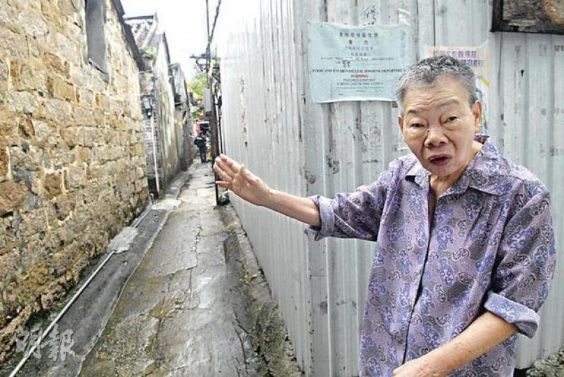 居於衙前圍村60多年的黃婆婆表示,大部分村民早已搬離,丟下的空屋造成嚴重衛生問題。(梁琬珊攝) 居於衙前圍村60多年的黃婆婆表示,大部分村民早已搬離,丟下的空屋造成嚴重衛生問題。(梁琬珊攝)