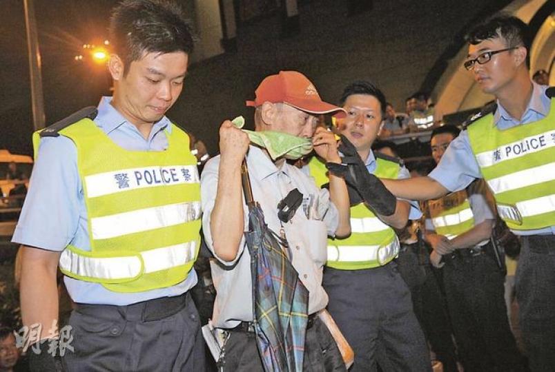 75歲劉伯——我不覺得累（坐至凌晨4時），反而要告訴政府我們的訴求，而家散散吓步被警察拉，唯有當去警局見識吓。（何家達攝）家庭主婦蔡小姐——不知政府的良心去了哪裏，市民手無寸鐵，沒有激進行為也要上手扣，我沒有想過要與警察敵對，如果不是怕家人擔心、不想被捕，一定抗爭到底。（余俊亮攝）24歲游先生——我是普通市民，只希望為社會做點事，不想行完就算，不過驚被屋企人認到，唯有戴面具。（李紹昌攝）17歲陳同學——我首次參與留守，雖然未知會不會有後果，但覺得值得，之前也參加過反高鐵立法會集會。（何家達攝）