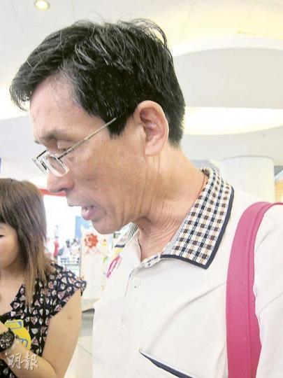 來自深圳福田的韓先生與太太昨日參加本港商場舉辦的內地點對點購物團，他於5小時已消費5萬至6萬港元。（林小詩攝）