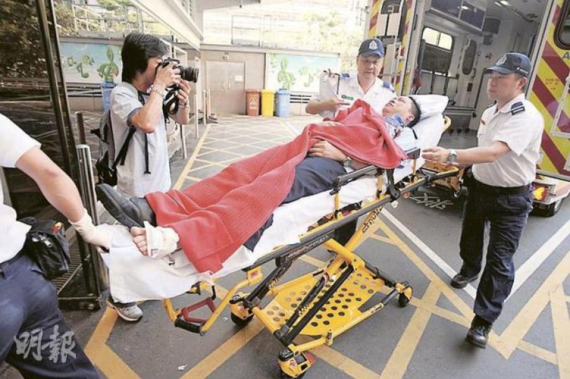 黃大仙金鳳街發生襲警事件，一名高級警員左腳扭傷送院。（樊銳昌攝）一名男子昨午涉襲警被捕，送院時被黑布蒙頭及反綁雙手伏在擔架牀。（樊銳昌攝）