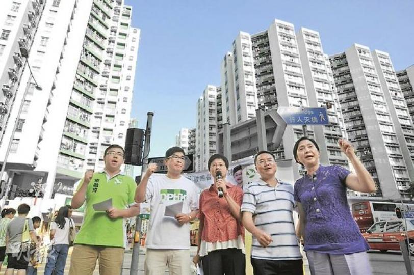 民主黨成員張敬瑋(左起)、單仲偕、黃碧雲、李永達及劉慧卿,昨到專業會議梁美芬的辦事處抗議,批評對方沒諮詢市民,要求梁美芬反對遞補機制。(葉漢華攝) 民主黨成員張敬瑋(左起)、單仲偕、黃碧雲、李永達及劉慧卿,昨到專業會議梁美芬的辦事處抗議,批評對方沒諮詢市民,要求梁美芬反對遞補機制。(葉漢華攝)