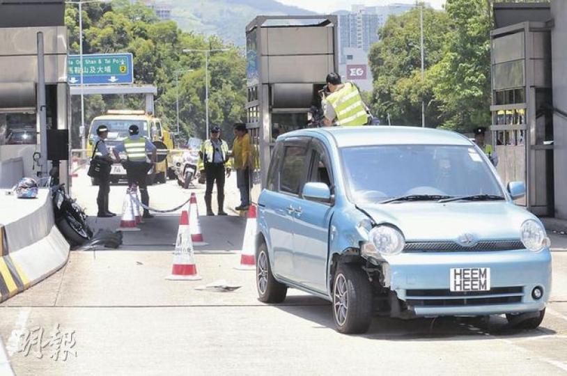 肇事私家車掛上自訂車牌「HEEM HEEM」,意外後右邊車頭損毁,泵把飛脫,在收費亭前方停下,被撞電單車則靠在左方石壆,車頭及車尾損毁。(林錫禮攝)警方事後到場調查意外成因,又移開電單車檢視其損毁位置及程度,初步調查後相信慘劇是因跟車太貼引起,電單車未見嚴重損毁。(林錫禮攝)死者親友意外後趕至醫院,得悉Simon死訊後,表情哀傷,不發一言離開。(林錫禮攝) 肇事私家車掛上自訂車牌「HEEM HEEM」,意外後右邊車頭損毁,泵把飛脫,在收費亭前方停下,被撞電單車則靠在左方石壆,車頭及車尾損毁。(林錫禮攝)警方事後到場調查意外成因,又移開電單車檢視其損毁位置及程度,初步調查後相信慘劇是因跟車太貼引起,電單車未見嚴重損毁。(林錫禮攝)死者親友意外後趕至醫院,得悉Simon死訊後,表情哀傷,不發一言離開。(林錫禮攝)