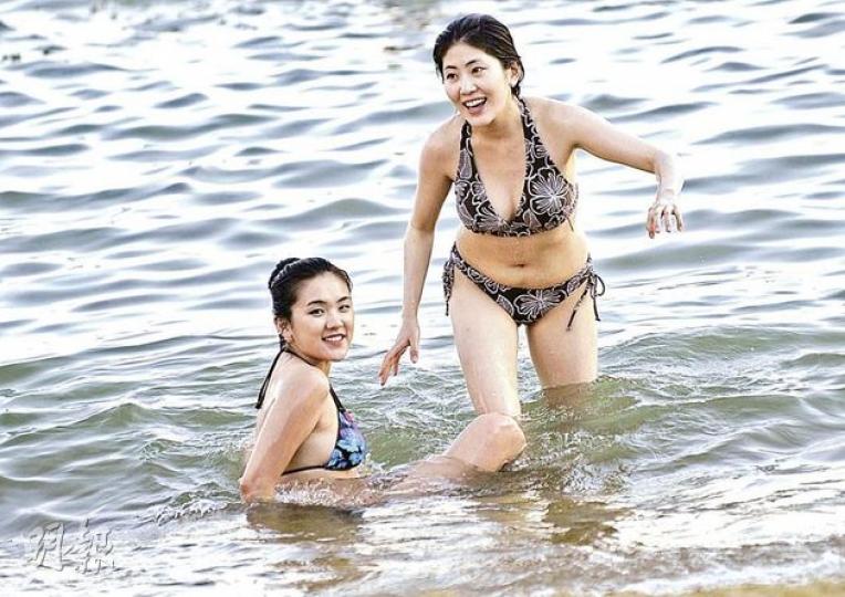 昨日天氣炎熱,淺水灣擠滿暢泳消暑的市民,天文台預料今明仍然酷熱,氣溫介乎28℃至33℃,新界可能再高1至2℃,呼籲市民提防中暑。(余俊亮攝)(明報製圖) 昨日天氣炎熱,淺水灣擠滿暢泳消暑的市民,天文台預料今明仍然酷熱,氣溫介乎28℃至33℃,新界可能再高1至2℃,呼籲市民提防中暑。(余俊亮攝)(明報製圖)