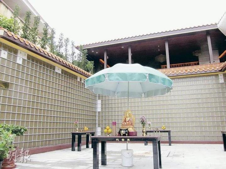 荃灣東普陀講寺今年3月列入發展局「表二(即違規或違地契)」骨灰場名單,然而其骨灰龕位買賣從未終止。有中介人聲稱過去一年已賣出多達500骨灰位,政府卻始終未有檢控或採取行動。(明報記者攝)政府一直「零檢控」,不少違規龕場近日以廣告、網頁或宣傳品促銷,未有收斂。(明報記者攝)骨灰墳場「遠福園」在大埔馬屎洲保育敏感地帶興建。地政總署在09年9月曾發出警告信聲稱採取行動,兩年後今日,現場仍未完全還原。(明報記者攝) 荃灣東普陀講寺今年3月列入發展局「表二(即違規或違地契)」骨灰場名單,然而其骨灰龕位買賣從未終止。有中介人聲稱過去一年已賣出多達500骨灰位,政府卻始終未有檢控或採取行動。(明報記者攝)政府一直「零檢控」,不少違規龕場近日以廣告、網頁或宣傳品促銷,未有收斂。(明報記者攝)骨灰墳場「遠福園」在大埔馬屎洲保育敏感地帶興建。地政總署在09年9月曾發出警告信聲稱採取行動,兩年後今日,現場仍未完全還原。(明報記者攝)