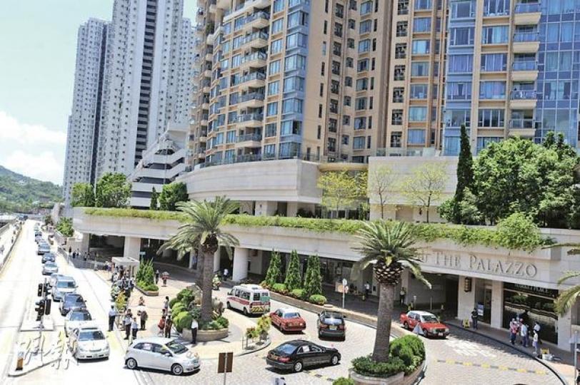 約30輛私家車參與了御龍山車主的慢駛抗議行動,在火炭樂景街慢駛了兩圈。(尹錦恩攝)御龍山業主抗議車位租金偏高,昨日約有30輛私家車參與慢駛,希望車位租金可調低至合理價錢。(尹錦恩攝) 約30輛私家車參與了御龍山車主的慢駛抗議行動,在火炭樂景街慢駛了兩圈。(尹錦恩攝)御龍山業主抗議車位租金偏高,昨日約有30輛私家車參與慢駛,希望車位租金可調低至合理價錢。(尹錦恩攝)