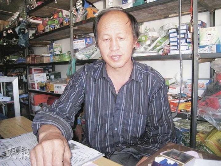 在烏魯木齊經營五金生意的張明福說,永遠忘不了5位至親被殺害的憤怒。(明報記者攝)昨日在烏魯木齊市面,不時可見特警的電單車隊在街上巡邏。(明報記者攝) 在烏魯木齊經營五金生意的張明福說,永遠忘不了5位至親被殺害的憤怒。(明報記者攝)昨日在烏魯木齊市面,不時可見特警的電單車隊在街上巡邏。(明報記者攝)
