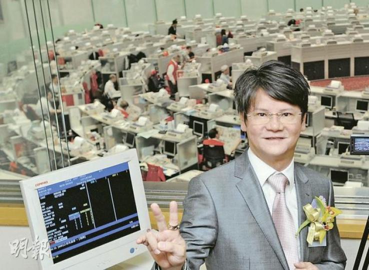 現代教育主席、人稱Ken Sir的吳錦倫昨在上市儀式後表示,滿意上市首日股價表現,期望未來公司能可擴大市佔率,提供更多元化服務。(尹錦恩攝)新礦開市曾升逾一成,但隨即跌穿招股價,收市潛水報1.73元,較定價挫1.1%。圖為公司主席曾蔭培。(尹錦恩攝) 現代教育主席、人稱Ken Sir的吳錦倫昨在上市儀式後表示,滿意上市首日股價表現,期望未來公司能可擴大市佔率,提供更多元化服務。(尹錦恩攝)新礦開市曾升逾一成,但隨即跌穿招股價,收市潛水報1.73元,較定價挫1.1%。圖為公司主席曾蔭培。(尹錦恩攝)