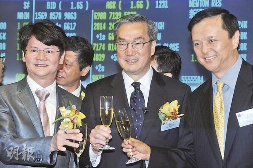 噚日李小加(右)專誠出席新礦資源嘅上市儀式,反而主人家之一嘅鄭裕彤未有現身。圖左為同日上市嘅現代教育主席Ken Sir吳錦倫,中為新礦資源主席曾蔭培。(尹錦恩攝) 噚日李小加(右)專誠出席新礦資源嘅上市儀式,反而主人家之一嘅鄭裕彤未有現身。圖左為同日上市嘅現代教育主席Ken Sir吳錦倫,中為新礦資源主席曾蔭培。(尹錦恩攝)