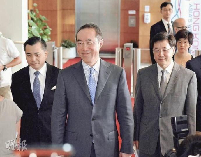 政務司長唐英年(中)、律政司長黃仁龍(左)和政制及內地事務局長林瑞麟(右)見記者,宣布押後表決遞補機制,諮詢公眾兩個月。(葉漢華攝)(明報製圖)(明報製圖)(明報製圖) 政務司長唐英年(中)、律政司長黃仁龍(左)和政制及內地事務局長林瑞麟(右)見記者,宣布押後表決遞補機制,諮詢公眾兩個月。(葉漢華攝)(明報製圖)(明報製圖)(明報製圖)