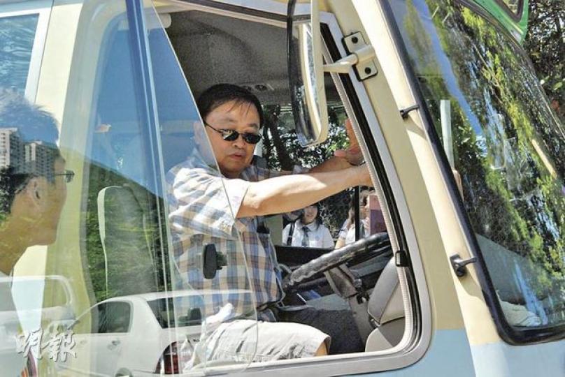 目睹貨櫃車司機暈倒車內的小巴司機,講述當時立即下車上前協助的經過。(雲錦鋒攝) 目睹貨櫃車司機暈倒車內的小巴司機,講述當時立即下車上前協助的經過。(雲錦鋒攝)