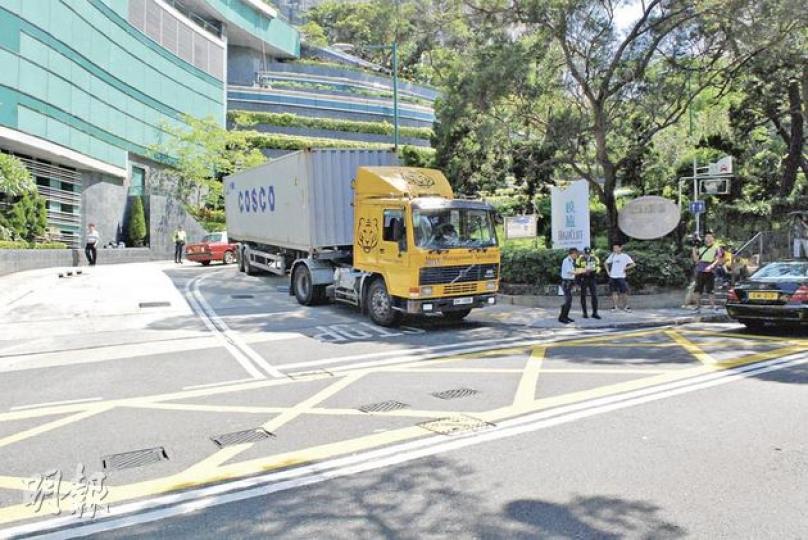 警員在現場調查意外成因,死者駕駛的貨櫃車其後被拖走檢驗。(雲錦鋒攝) 警員在現場調查意外成因,死者駕駛的貨櫃車其後被拖走檢驗。(雲錦鋒攝)