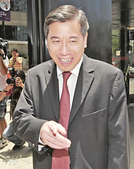 無綫集團總經理李寶安昨出庭作供,表示對陳永孫跟思潮及新濠天地簽訂的合約表示憤怒及驚奇。 (尹錦恩攝)陳志雲昨聽取上司李寶安作供時,全程自顧垂頭看文件或抄筆記,與李甚少有眼神接觸。(尹錦恩攝)(明報製圖)(明報製圖) 無綫集團總經理李寶安昨出庭作供,表示對陳永孫跟思潮及新濠天地簽訂的合約表示憤怒及驚奇。 (尹錦恩攝)陳志雲昨聽取上司李寶安作供時,全程自顧垂頭看文件或抄筆記,與李甚少有眼神接觸。(尹錦恩攝)(明報製圖)(明報製圖)