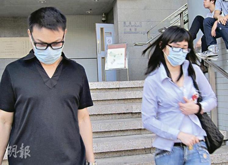被告伍展鵬(橙衣者)涉跟蹤女事主及揑其頸部,被控一項普通襲擊罪,他昨離開法院時發現有記者拍攝,即以外套遮蓋容貌。(林綺琪攝)
被告伍展鵬(橙衣者)涉跟蹤女事主及揑其頸部,被控一項普通襲擊罪,他昨離開法院時發現有記者拍攝,即以外套遮蓋容貌。(林綺琪攝)