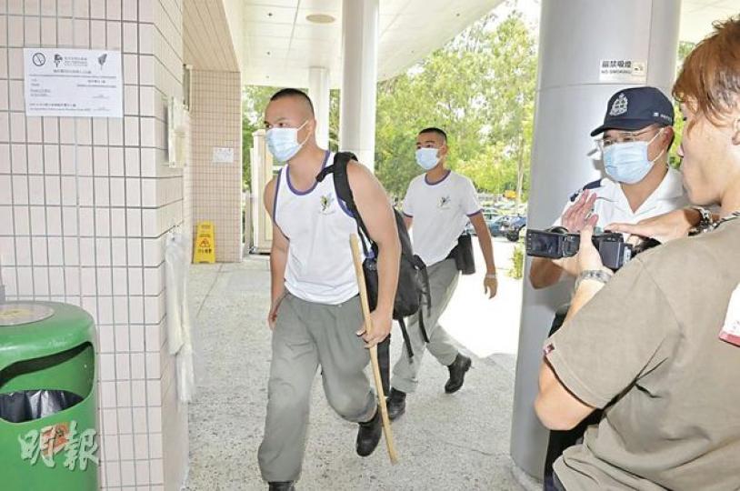 4名機動部隊隊員於行山訓練中遭蜜蜂螫傷,由救護車送往北區醫院治理。各警均身穿印上蜜蜂圖案的衣服。(林錫禮攝) 4名機動部隊隊員於行山訓練中遭蜜蜂螫傷,由救護車送往北區醫院治理。各警均身穿印上蜜蜂圖案的衣服。(林錫禮攝)