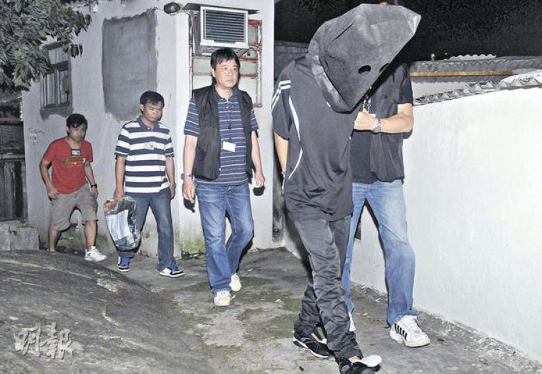 懷疑是露械色魔的17歲少年,由重案組探員黑布蒙頭押回大埔石古壟村村屋搜查。(蔡方山攝) 懷疑是露械色魔的17歲少年,由重案組探員黑布蒙頭押回大埔石古壟村村屋搜查。(蔡方山攝)