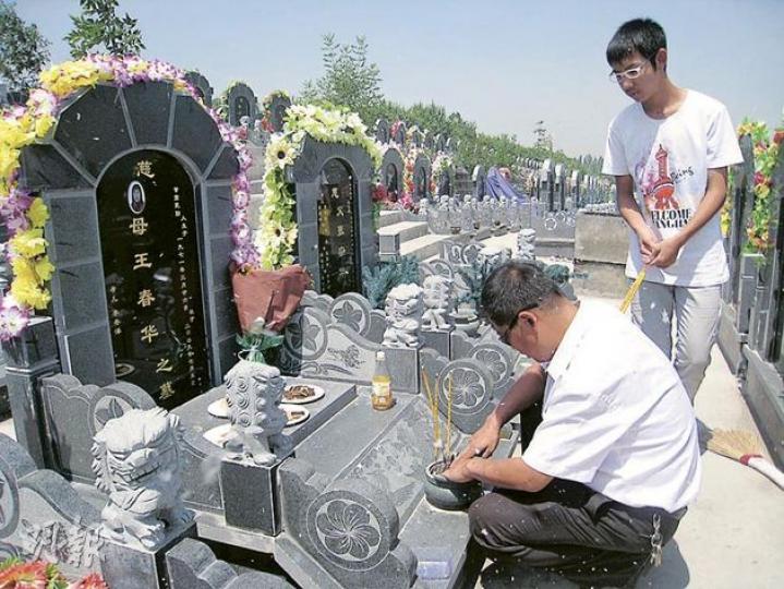 「7•5」事件遇難者王春華的丈夫和兒子,昨日帶了鮮花、點心和飲料到她墓前,兩人祭奠時一言不發。(明報記者攝)在烏魯木齊人民廣場,執勤的防暴警員巡邏時穿上全副武裝,帶備盾牌、防暴槍、橡皮棍等。(明報記者攝) 「7•5」事件遇難者王春華的丈夫和兒子,昨日帶了鮮花、點心和飲料到她墓前,兩人祭奠時一言不發。(明報記者攝)在烏魯木齊人民廣場,執勤的防暴警員巡邏時穿上全副武裝,帶備盾牌、防暴槍、橡皮棍等。(明報記者攝)
