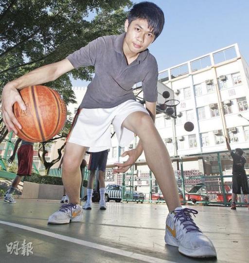 今年13歲身高1.6米的小六生陳飛揚,獲拔萃男書院籃球教練看中,邀請他到男拔參加中一筆試,有望入讀男拔,但他擔心未必每年取得獎學金,幸母校鮮魚行學校表示,願意在飛揚需要時提供學費資助,希望他能把握升學良機。(李紹昌攝) 今年13歲身高1.6米的小六生陳飛揚,獲拔萃男書院籃球教練看中,邀請他到男拔參加中一筆試,有望入讀男拔,但他擔心未必每年取得獎學金,幸母校鮮魚行學校表示,願意在飛揚需要時提供學費資助,希望他能把握升學良機。(李紹昌攝)
