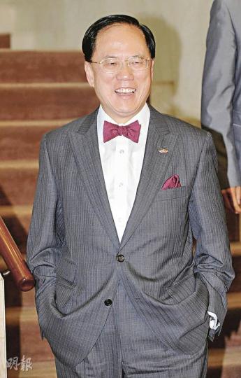 特首曾蔭權昨出席行政會議後,被記者問到有沒有官員須就遞補機制爭議下台,他笑而不答。(何家達攝)(明報製圖) 特首曾蔭權昨出席行政會議後,被記者問到有沒有官員須就遞補機制爭議下台,他笑而不答。(何家達攝)(明報製圖)