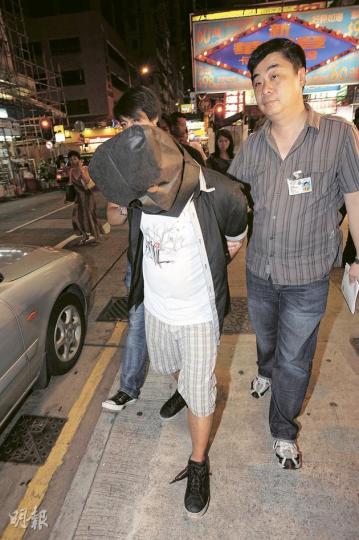 有黑幫背景的男子在一個月內14度行騙,以「有借有還」手法博得青少年信任,騙取3萬元手機財物。 (樊銳昌攝)探員在被捕疑犯居住的劏房起出手機及PSP遊戲機,將調查是否騙來的贓物。(樊銳昌攝) 有黑幫背景的男子在一個月內14度行騙,以「有借有還」手法博得青少年信任,騙取3萬元手機財物。 (樊銳昌攝)探員在被捕疑犯居住的劏房起出手機及PSP遊戲機,將調查是否騙來的贓物。(樊銳昌攝)