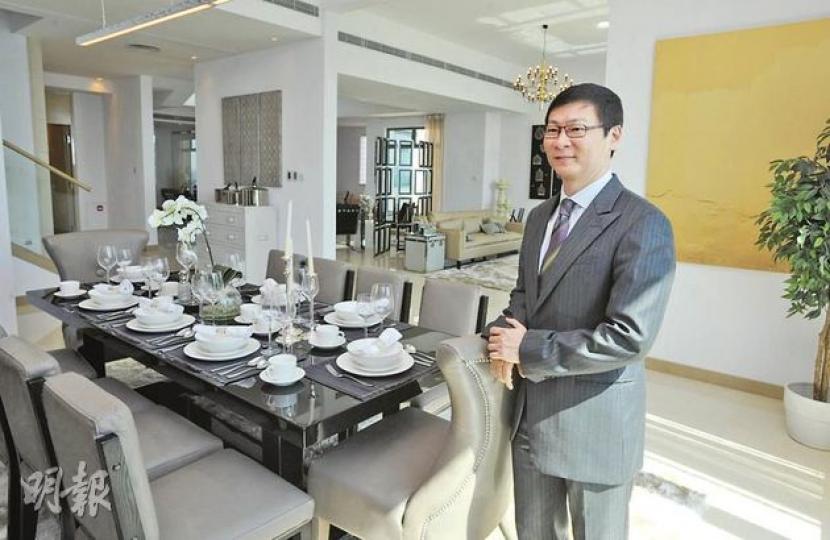 赤柱富豪海灣D型23及25號屋相連「巨無霸」現正放售,睇樓客參觀前必須先放下500萬元「誠意金」。協助促銷的富豪董事范統指出,集團持有的富豪海灣餘貨尚有19幢,必定會善價而沽。(何家達攝) 赤柱富豪海灣D型23及25號屋相連「巨無霸」現正放售,睇樓客參觀前必須先放下500萬元「誠意金」。協助促銷的富豪董事范統指出,集團持有的富豪海灣餘貨尚有19幢,必定會善價而沽。(何家達攝)