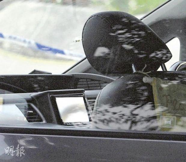 觸發警員拔槍案的七人車司機位旁裝有顯示屏,交通警認為是違規,遂開出驗車紙。(鍾炳然攝) 觸發警員拔槍案的七人車司機位旁裝有顯示屏,交通警認為是違規,遂開出驗車紙。(鍾炳然攝)