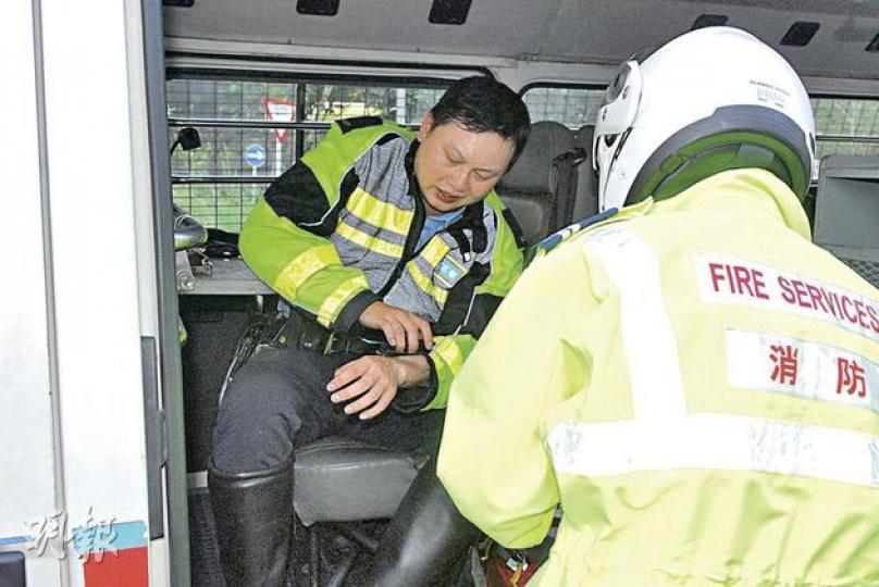 抄牌抄到拔槍的交通警員報稱手部受傷,需包紮治理。(鍾炳然攝)女乘客最後涉嫌襲警及藏有攻擊性武器被捕。(鍾炳然攝)電視台採訪車司機陳先生目睹警員拔槍經過,事後往警署協助調查。(鍾炳然攝) 抄牌抄到拔槍的交通警員報稱手部受傷,需包紮治理。(鍾炳然攝)女乘客最後涉嫌襲警及藏有攻擊性武器被捕。(鍾炳然攝)電視台採訪車司機陳先生目睹警員拔槍經過,事後往警署協助調查。(鍾炳然攝)