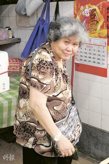 年逾七旬菜販陸嫂被假鈔騙徒當「人肉提款機」,事後亦未能講述被騙經過。(樊銳昌攝) 年逾七旬菜販陸嫂被假鈔騙徒當「人肉提款機」,事後亦未能講述被騙經過。(樊銳昌攝)