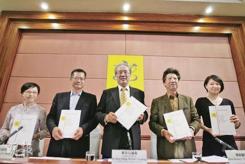 立法會政府帳目委員會包括何秀蘭(左起)、陳茂波、黃宜弘、湯家驊、李慧琼昨日召開記者會,批評政府在舉辦大型活動的財政預算方式上,沒有計算各部門承擔的開支,整個思維需要改變。(郭慶輝攝)民政事務局長曾德成昨日強調,東亞運得到各方稱讚,政府亦有審慎理財。(郭慶輝攝) 立法會政府帳目委員會包括何秀蘭(左起)、陳茂波、黃宜弘、湯家驊、李慧琼昨日召開記者會,批評政府在舉辦大型活動的財政預算方式上,沒有計算各部門承擔的開支,整個思維需要改變。(郭慶輝攝)民政事務局長曾德成昨日強調,東亞運得到各方稱讚,政府亦有審慎理財。(郭慶輝攝)