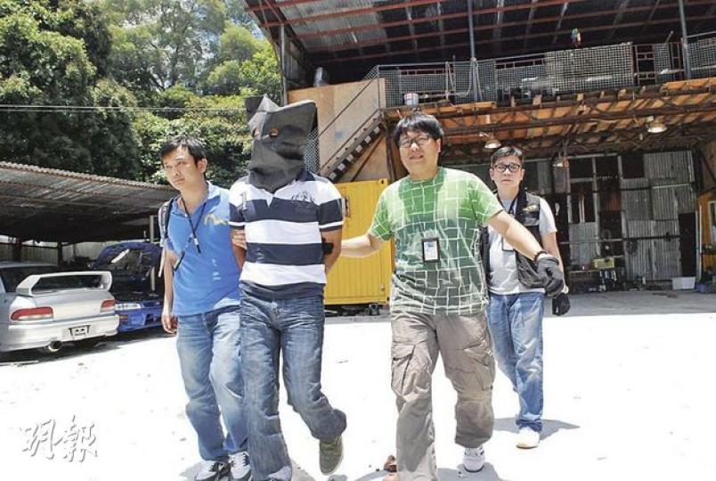 報稱是車場主人的南亞裔男子,涉嫌處理贓物被押返警署調查。(雲錦鋒攝) 報稱是車場主人的南亞裔男子,涉嫌處理贓物被押返警署調查。(雲錦鋒攝)